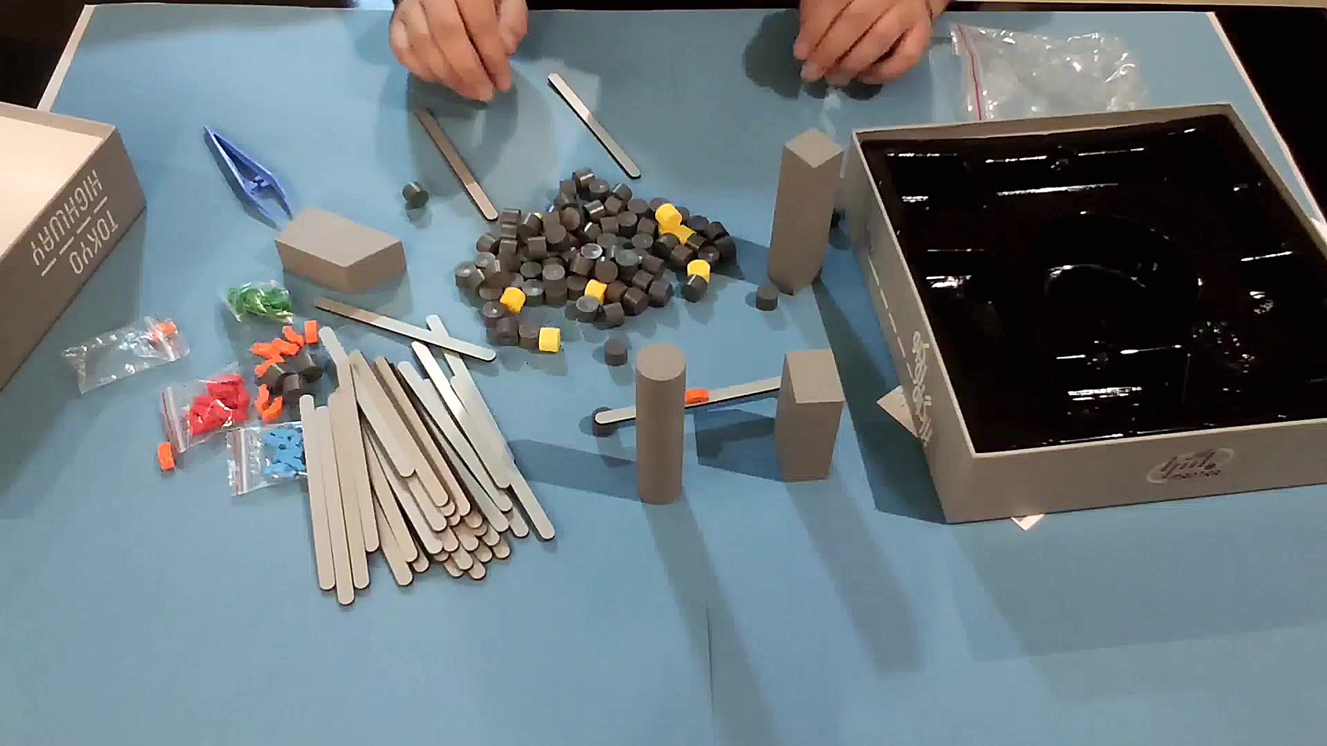 آنباکسینگ ( جعبه گشایی)  و معرفی بازی توکیو هایوی یا بزرگراه توکیو Tokyo highway زمان161ثانیه