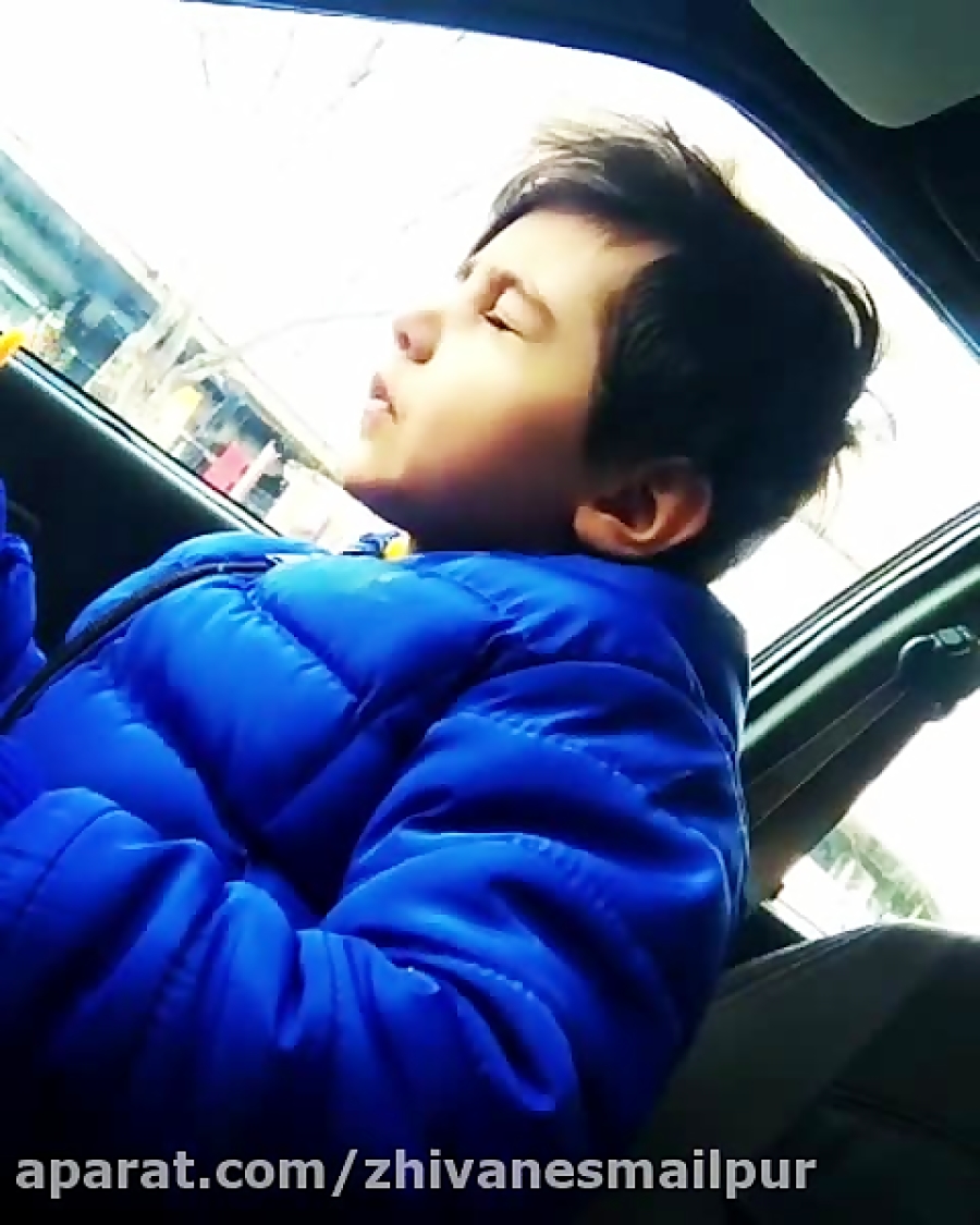 پسری که از خوردن پوفک لذت میبره