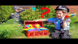 ایوا وانمود میکند پلیسه و دزد...