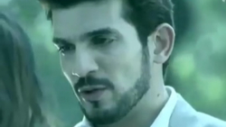 قسمتی از برای عشقم جان میدهم [...