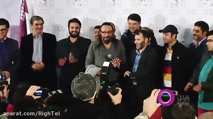 صبحت های توسلی آهنگ ساز فیلم رسوایی 2 روی سن جشنواره زمان67ثانیه