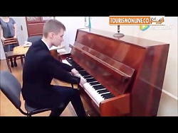 نواختـــــــــن پیانو با "...