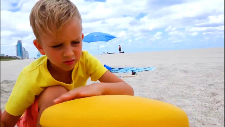 تفریحی و سرگرمی کودک :: ولاد و نیکیتا و اسباب بازی ها :: استراحت در ساحل