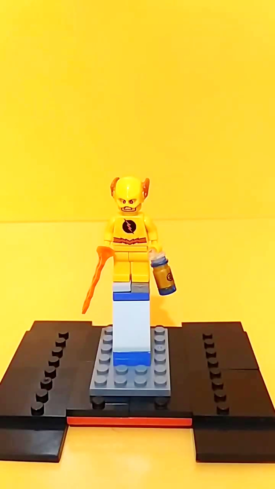 بررسی لگو فلش معکوس