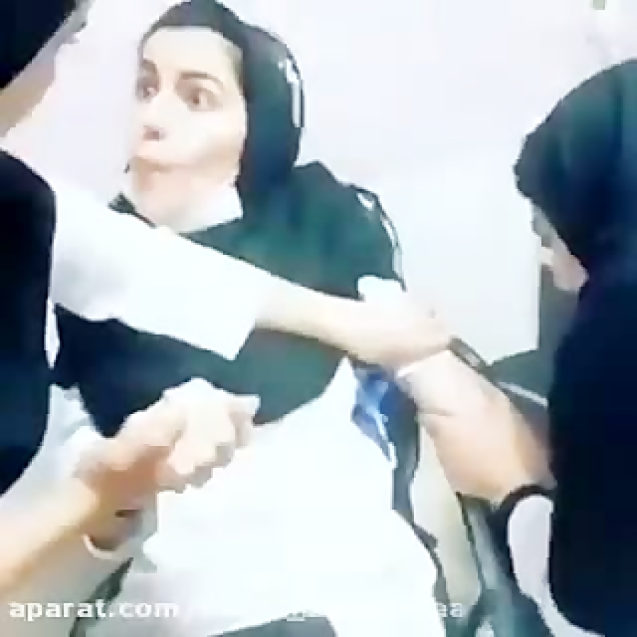 لحظه ی حساس تزریق امپول به خانم پرستار ایرانی