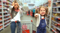 ایوا و مامان در فروشگاه
