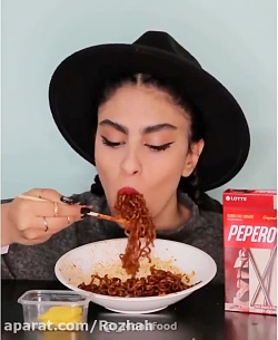 چالش خوردن، نودل تند با سیب زم...