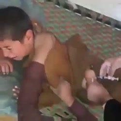 آمپول زدن پسر بچه  میگه لا اله...