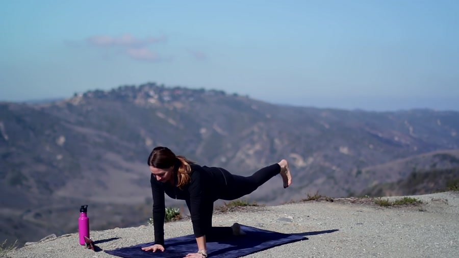 چالش 30 روزه یوگا برای مبتدیان در خانه (15 دقیقه) روز هفتم