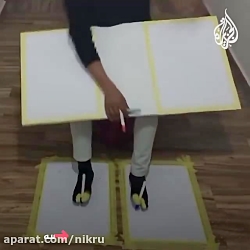 نقاش لیبیایی همزمان با دست و پا نقاشی میکند نقاش لیبیایی همزمان با دست و پا نقاشی میکند
