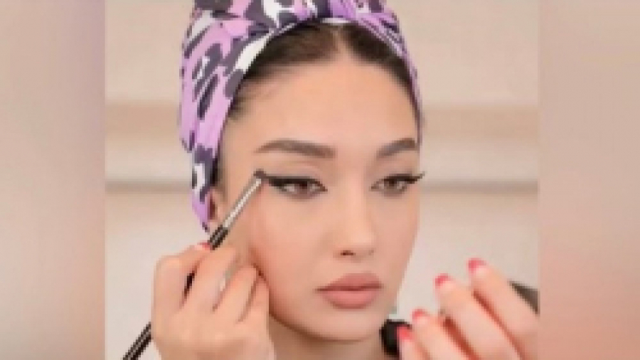 آموزش آرايش چشم گربه اى
