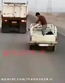 فیلم ژانگولربازی راننده کامیون و وانت در جاده فیلم ژانگولربازی راننده کامیون و وانت در جاده