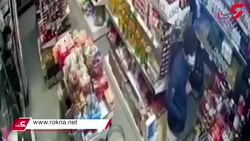 فیلم صحنه درگیری وحشت آور در یک سوپر مارکت / زن جوان برای مرد آشنا چاقو کشید فیلم صحنه درگیری وحشت آور در یک سوپر مارکت / زن جوان برای مرد آشنا چاقو کشید