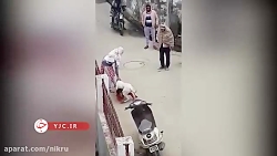 لحظه حمله سگ به کودک در مقابل صاحبش لحظه حمله سگ به کودک در مقابل صاحبش