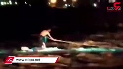 فیلم نفسگیر از نجات پسر جوان از بالای نیسان آبی وسط سیل قلعه گنج فیلم نفسگیر از نجات پسر جوان از بالای نیسان آبی وسط سیل قلعه گنج