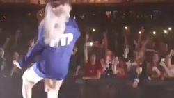 کنسرت بیلی ایلیش واقعا عالی بو...