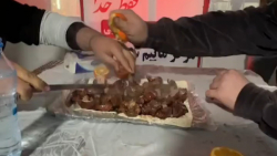 چالش دو نفره خوردن ۱۰ سیخ کباب...