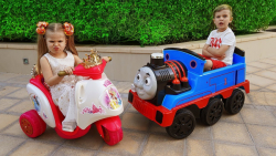 دیانا و اسباب بازی های جدید با...