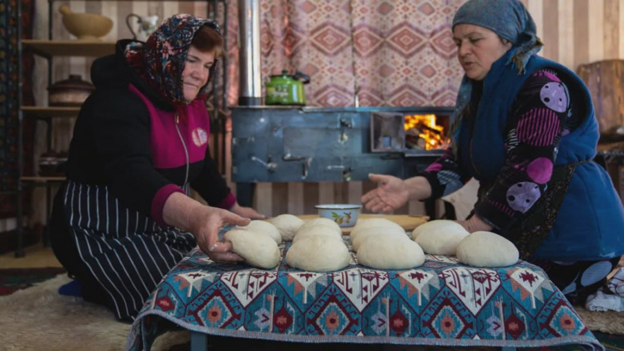 زندگی روستایی تهیه نان سنتی خانگی در تنور آشپزی در طبیعت