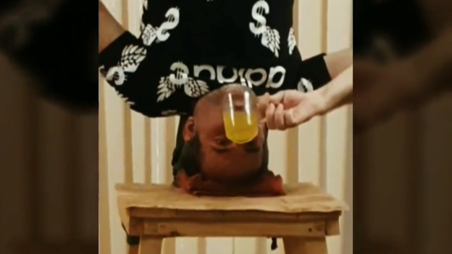 متقی.  شربت خوردن در حالت تعادلی معکوس موندن کامل توسط متقی یوگا