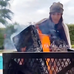 سحر قریشی تو حیاط خونه تتلو