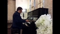 غریبه  خواننده و نوازنده پیانو...