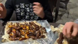 چالش دو نفره خوردن ۱۵ سیخ کباب