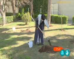 رهبر انقلاب در روز درختکاری دو اصله نهال میوه کاشتند رهبر انقلاب در روز درختکاری دو اصله نهال میوه کاشتند