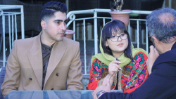 کافه خبر وگپ وگفت با الینابابایی وهمسر دربوی کاغذرنگی سارا فرساد درسرزمین هنر