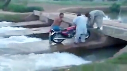 خیس کردن مسافرای قطار با موتور