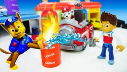 بازی با اسباب بازی سگ های نگهب...