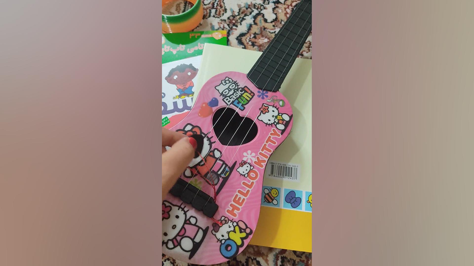 تجربه خرید گیتار اسباب بازی میوزیک گیتار کد 890 طرح Hello Kitty مریل استریپ