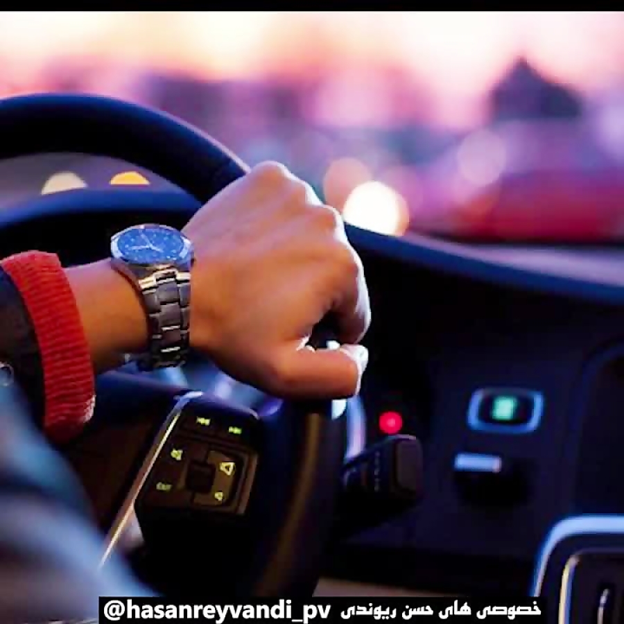 жизнь за рулем. водитель. парень курит в машине. за рулем машины. мужчина в машине.