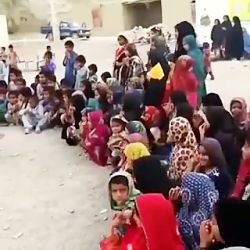 حال خوش این پاسدار اصفهانی بین این کودکان بلوچستان