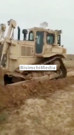 مرزبانی جمهوری اسلامی ایران با قرار دادن یک تویوتا در مسیر حرکت لودر طالبان در م مرزبانی جمهوری اسلامی ایران با قرار دادن یک تویوتا در مسیر حرکت لودر طالبان در م