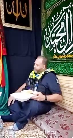 حضور پلیس لندن در شب قدر بر سر سفره نذری در حسینیه شیعیان حضور پلیس لندن در شب قدر بر سر سفره نذری در حسینیه شیعیان