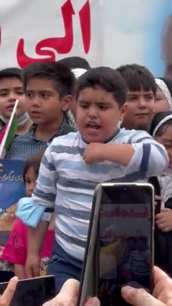 خواندن سرود سلام فرمانده توسط پسر بچه ی مذهبی