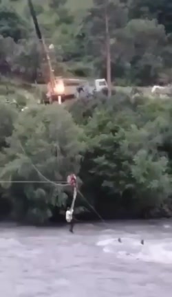 لحظه غرق شدن یک مرد در رودخانه خروشان لحظه غرق شدن یک مرد در رودخانه خروشان