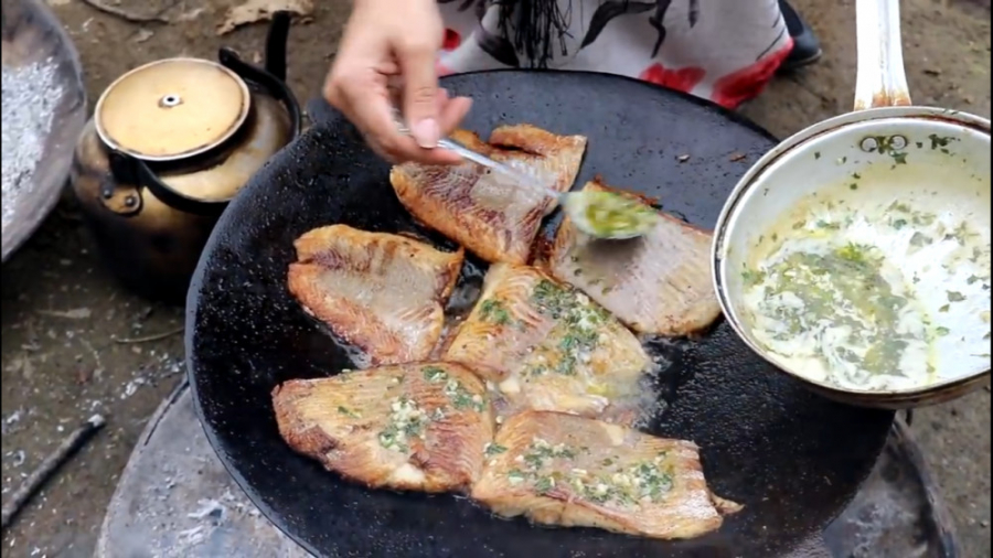 ما ماهی سالمون را با سس کره لیمو روی سادج پختیم