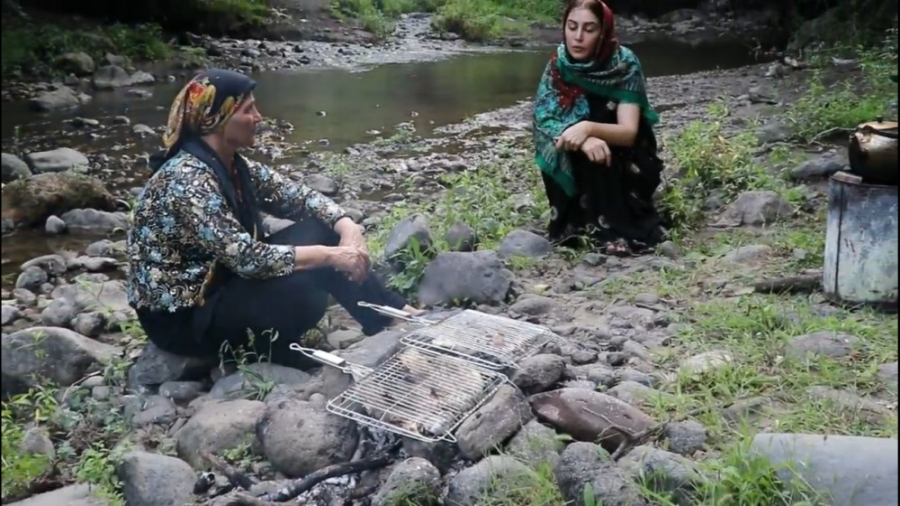 ماهیگیری قزل آلا و پخت و پز در آتش در کنار رودخانه آسان و خوشمزه