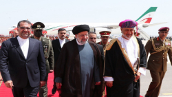 استقبال سلطان عمان از رئیس جمهور در فرودگاه مسقط استقبال سلطان عمان از رئیس جمهور در فرودگاه مسقط