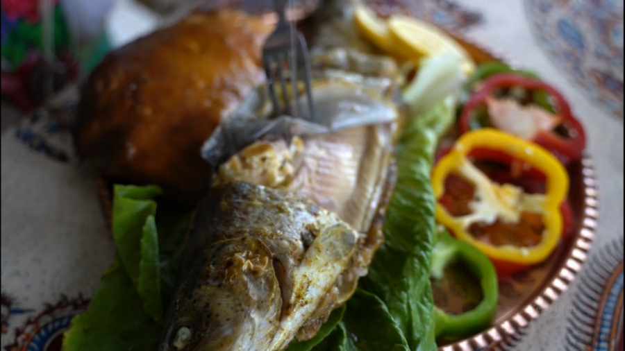 ماهی قزل آلا و نان های خوب پخته شده در دهکده بارانی با تنور