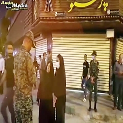 اهدای گل یگان ویژه پلیس به دخت...