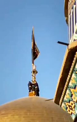 اهتزاز پرچم مشکی بر فراز گنبد حرم مطهر امام رضا(ع) اهتزاز پرچم مشکی بر فراز گنبد حرم مطهر امام رضا(ع)