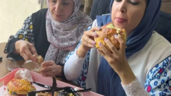 تیست برگر با سس پرتغال و پیاز به همراه سالاد بیکن، استیک و سس زرشک تیست برگر با سس پرتغال و پیاز به همراه سالاد بیکن، استیک و سس زرشک