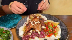 تیست مرغ تنوری، برنج ادویه دار عربی، گوشت ماهیچه و انواع نوشیدنی