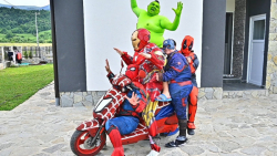 نبرد ابرقهرمانان در دنیای واقع...