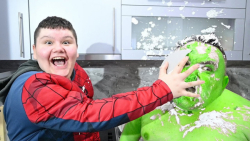 نبرد ابرقهرمانان در دنیای واقع...