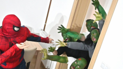 نبرد ابرقهرمانان در دنیای واقع...