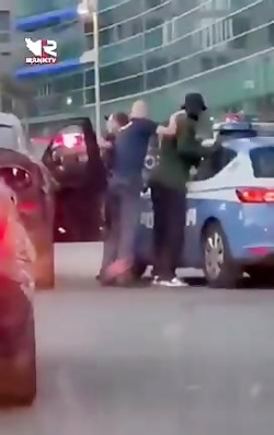 ️رفتار نژادپرستانه و سوتی پلیس ایتالیا ️رفتار نژادپرستانه و سوتی پلیس ایتالیا